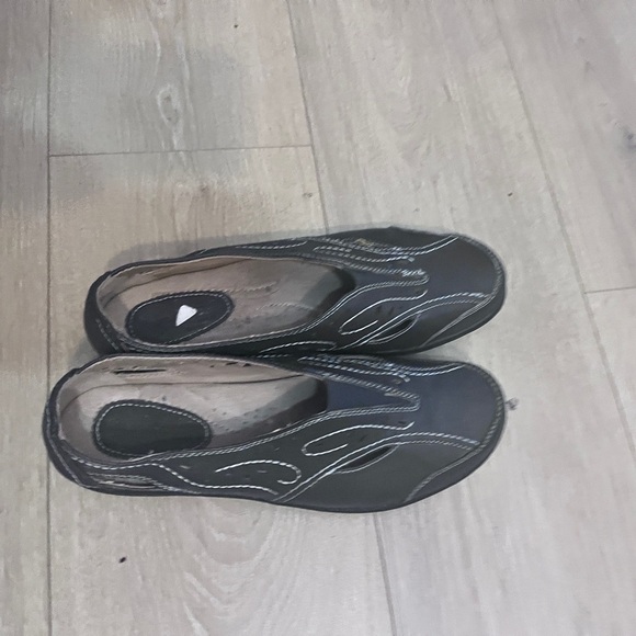 Stylish Navy Blue Slip-On Shoes with White Accents - Picture 3 of 10